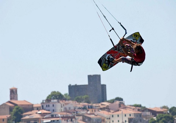 talamone kitesurf salto